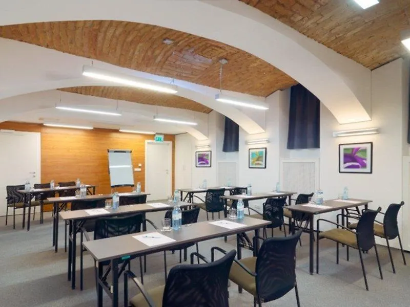וינה Fortyplusone Hotel, New! Soft Opening 4*,