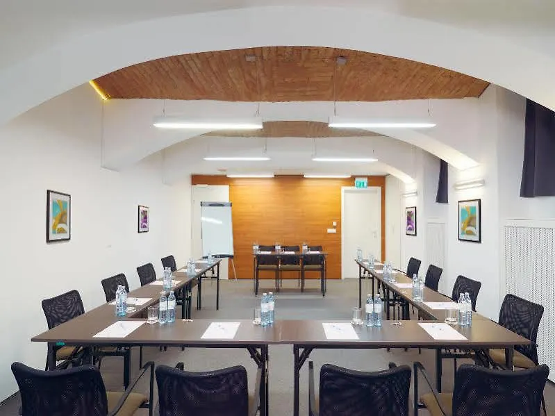 מלון וינה Fortyplusone Hotel, New! Soft Opening