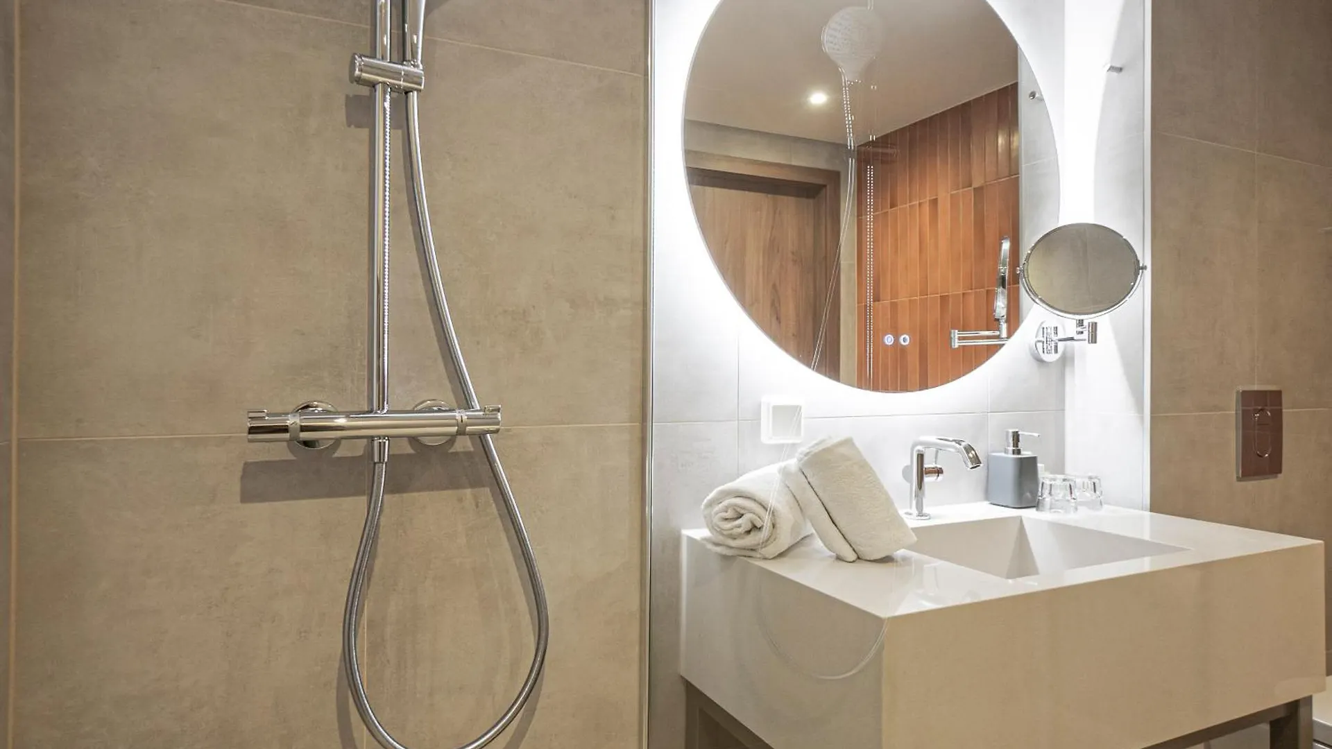 Fortyplusone Hotel, New! Soft Opening Bécs 4*,