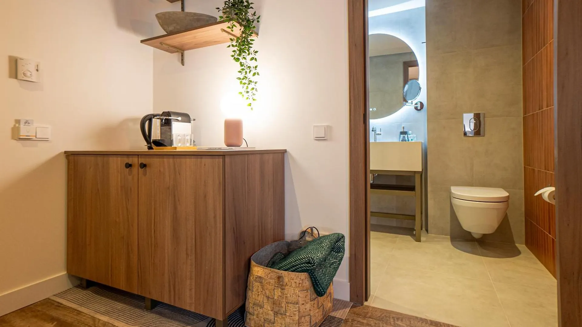 Fortyplusone Hotel, New! Soft Opening Viena Hotel