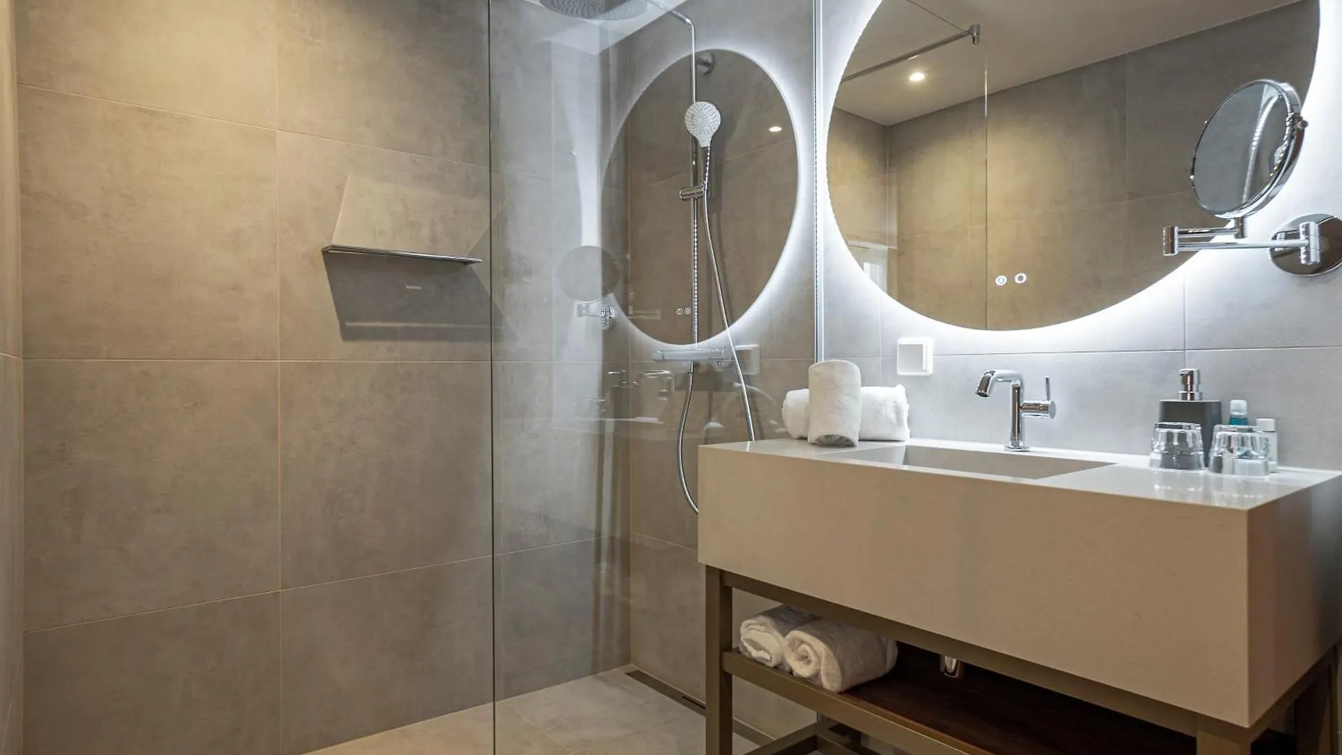 Fortyplusone Hotel, New! Soft Opening Bécs 4*,